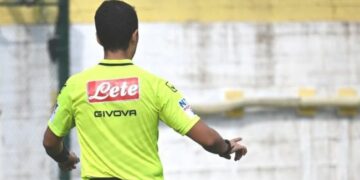 Basta violenza sui campi: l’AIA Calabria ferma la Terza Categoria dopo l’aggressione a un arbitro