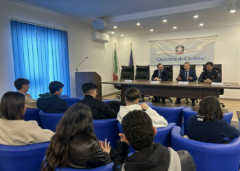 Crotone, la Polizia di Stato incontra gli studenti del Liceo Filolao: legalità e dialogo al centro del progetto