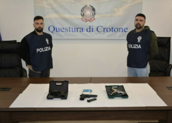 Crotone, spari davanti a una scuola: quattro giovani bloccati dalla Polizia dopo fuga sulla SS106