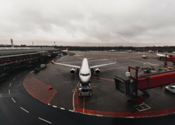 Caos voli cancellati nel mondo: cause, numeri e diritti dei passeggeri (rimborso fino a 600€)