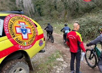 Turisti dispersi nel Pollino, ritrovati e soccorsi all’alba: tre ciclisti trasportati dai soccorritori